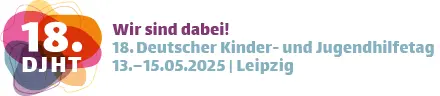 Abgebildet ist ein Banner zum „18. Deutschen Kinder und Jugendhilfetag“. Auf dem Banner steht der Slogan „Wir sind dabei!“. Zudem sind das Datum „13.–15.05.2025“ und der Veranstaltungsort „Leipzig“ angegeben. Links befindet sich eine farbige, kreisförmige Grafik mit der Aufschrift „18. DJHT“. Rechts daneben steht der Titel der Veranstaltung in violetter und türkiser Schrift.